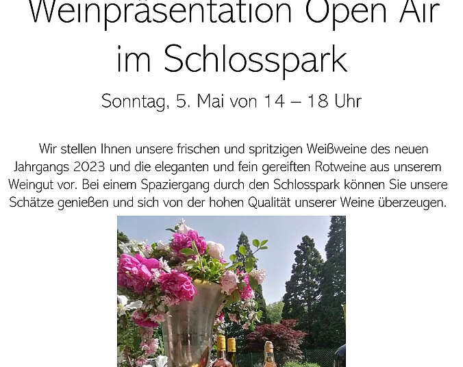 Plakat mit Einladung zur Weinpräsentation im Schlosspark Friedrichshafen. Auf einem Weinfass stehen 3 Flaschen Wein und Blumen.